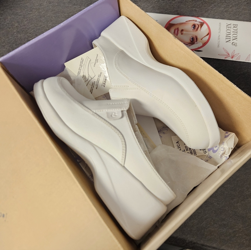 Cherokee Blue and Cream Shoe Box